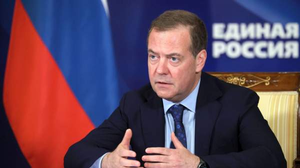 Read more about the article Секретарь генсовета “Единой России” Якушев поздравил Медведева с днем рождения