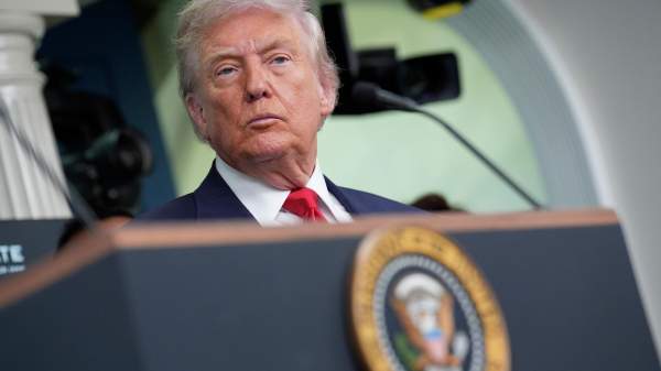 Read more about the article Трамп: США нужно разработать план Б на случай отмены пошлин Верховным судом