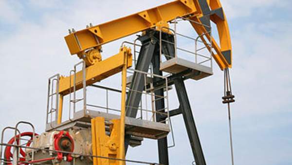 Read more about the article Нефть по итогам недели готовится показать снижение на 2% на опасениях избытка сырья