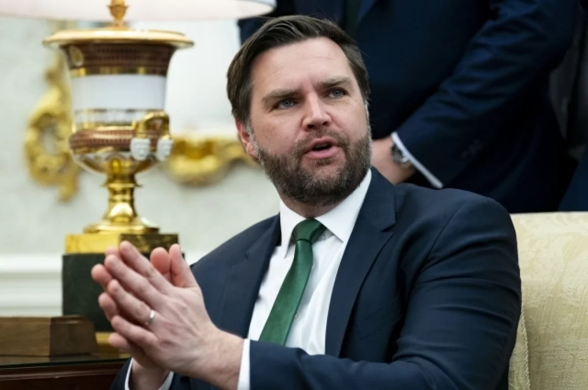 Read more about the article Карлсон: многие в Вашингтоне не хотят видеть Вэнса преемником Трампа