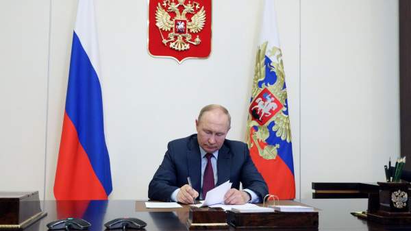 Read more about the article Путин подписал закон о расширении учета страховых прав граждан через Соцфонд