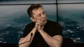 Маск опроверг сообщения, что SpaceX представила инвесторам прототип ИИ-устройства