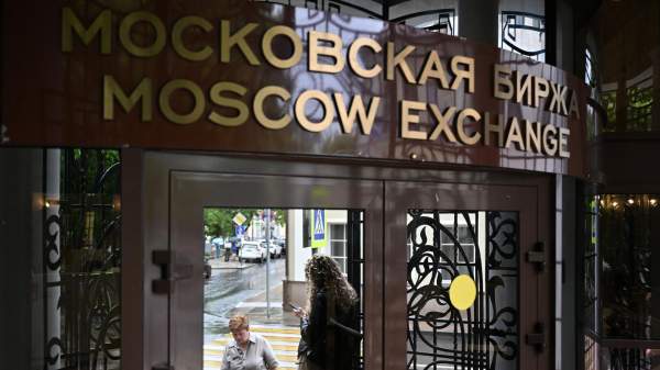 Read more about the article Курс юаня на Мосбирже в понедельник поднялся выше 11,6 рубля