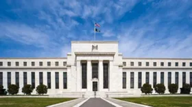 ФРС США в июле сохранила базовую ставку на уровне 3,5-3,75% годовых