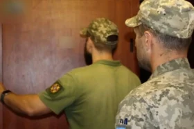 В Виннице люди попытались метлой отбить мужчину у сотрудников ТЦК