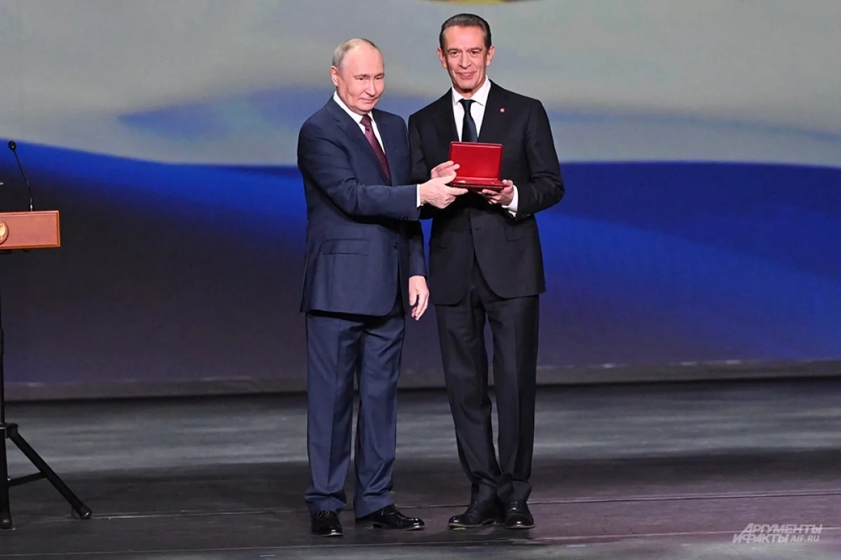 Read more about the article Путин передал почетный знак Российского театрального общества в музей